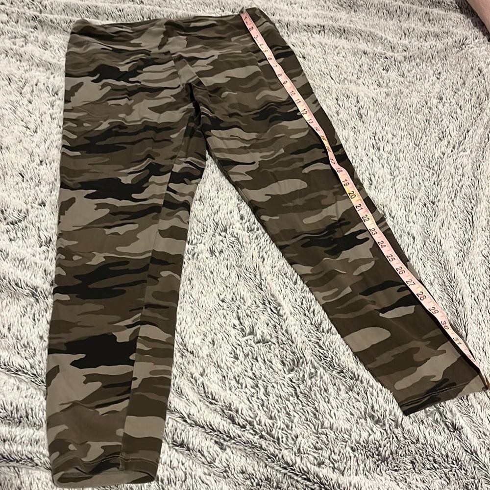 Express camo leggings size L